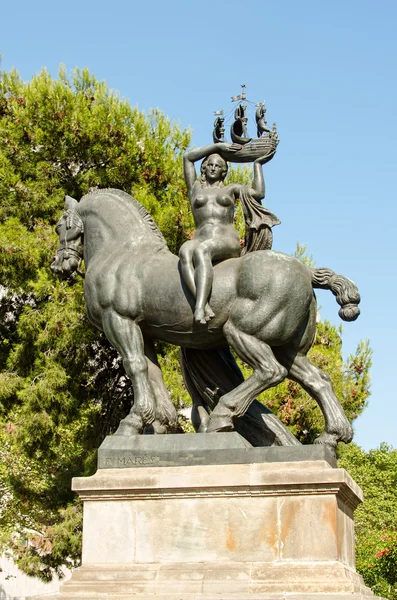 Sculpture de femme à cheval tenant modèle navire — Photo