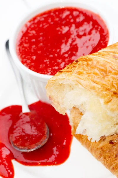 Zblízka jam a croissant — Stock fotografie