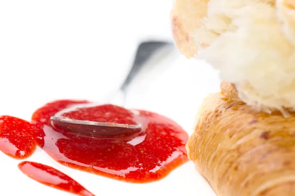 Fermer confiture de fraises et croissant — Photo