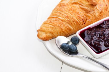 kruvasan ile böğürtlenli reçel yüksek anahtar