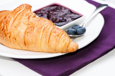 kruvasan plaka üzerinde