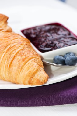 kruvasan ile plaka üzerinde yaban mersini reçeli