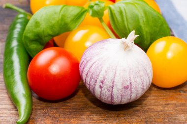 Tabloyu yatay olarak taze sebze