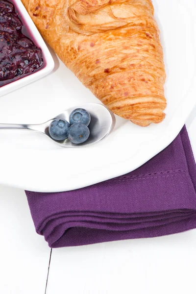 Croissant med blåbärssylt — Stockfoto