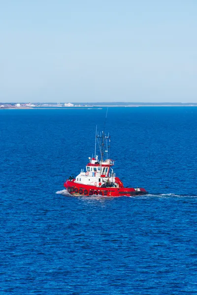 Rebocador no mar azul — Fotografia de Stock