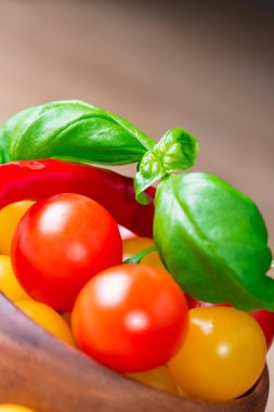 biber ve domates fesleğen yaprakları ahşap kase