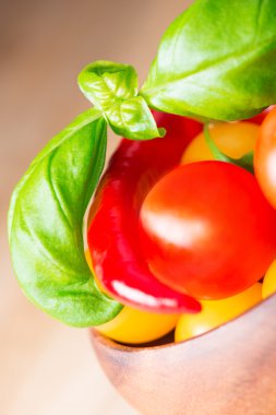 domates ve biber, fesleğen yaprakları