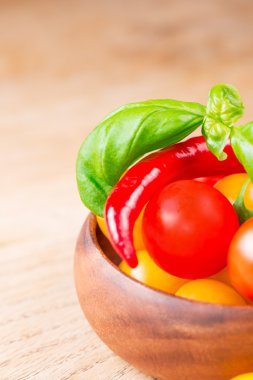 domates ve biber ahşap kase içinde fesleğen yaprakları