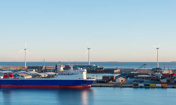 Cargo port och väderkvarn — Stockfoto