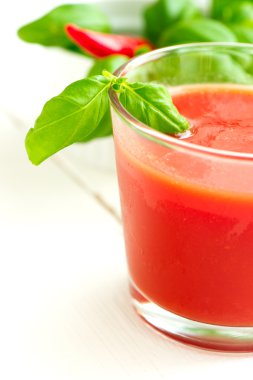 Beyaz ahşap masa arka plan üzerinde domates suyu