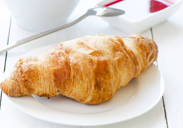 Croissant på vitt bord — Stockfoto