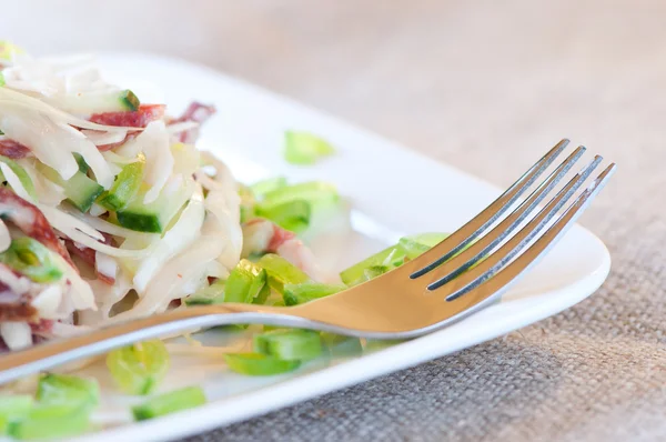 Insalata con salsiccia, cetriolo, cavolo e piselli verdi — Foto Stock