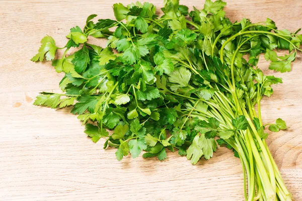 Verse peterselie bladeren op tafel — Stockfoto