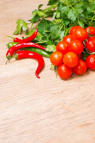 Légumes frais sur table en bois — Photo