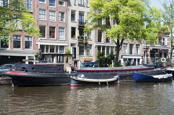 Amsterdam canal con barcos —  Fotos de Stock