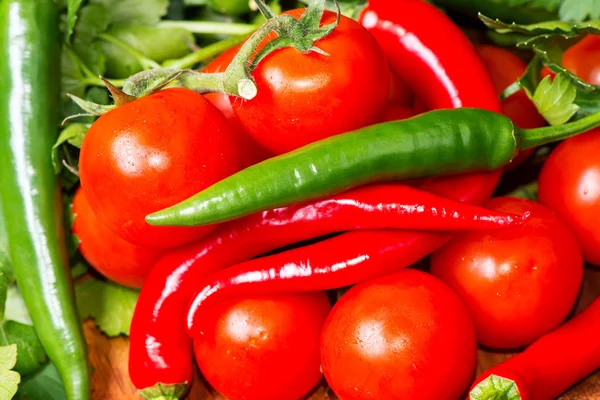 Tomaattia ja kuumaa chiliä — kuvapankkivalokuva
