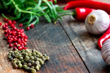 mix baharat otlar ve tablo üzerinde sebze yakın çekim