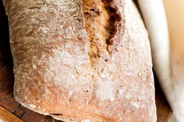 关闭了烤箱烤制的切菜板上的自制的面包 — 图库照片