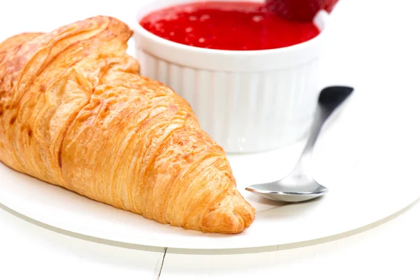 Čerstvý croissant na desce — Stock fotografie