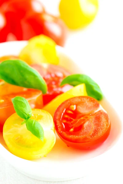 Ανάμικτες πολύχρωμο κόκκινο και κίτρινο κεράσι ντομάτες σε πλάκα — Φωτογραφία Αρχείου