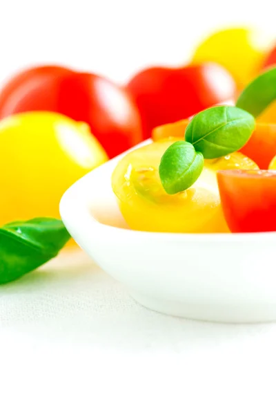 Verschiedene bunte rote und gelbe Kirschtomaten im Teller schließen — Stockfoto