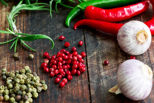 Blandning av kryddor och örter på bordet makro — Stockfoto