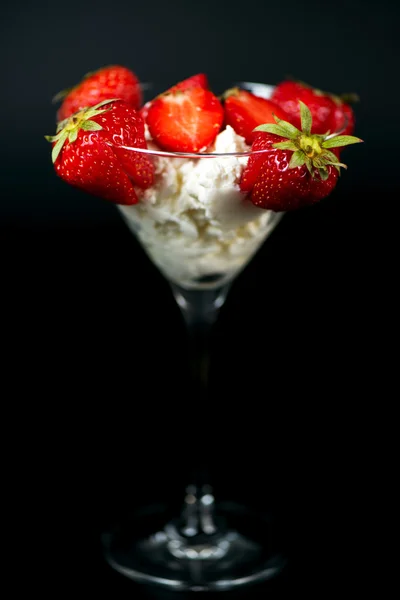 Erdbeeren und Eis — Stockfoto