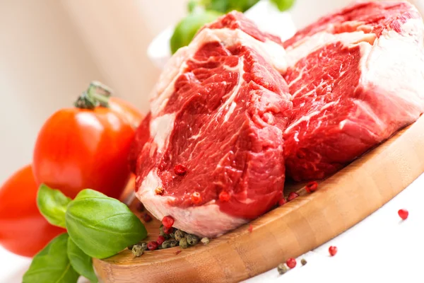 Biologische rode rauwe biefstuk entrecote — Stockfoto