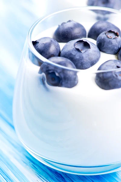 蓝莓和酸奶在玻璃 — 图库照片