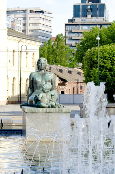 Staty nära Nobels fredscenter vid oslo — Stockfoto