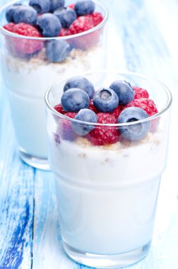 yoğurt tatlılar meyve ile