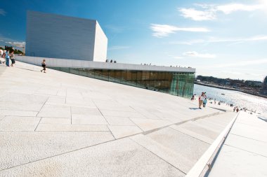 Oslo opera binası açı ile resimde