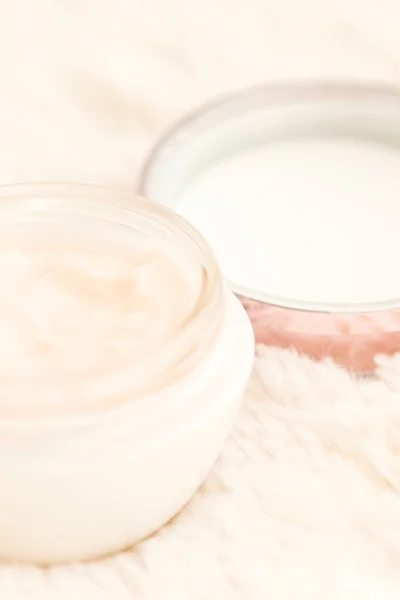 Creme cosmético em jarra close-up rasa DOF — Fotografia de Stock