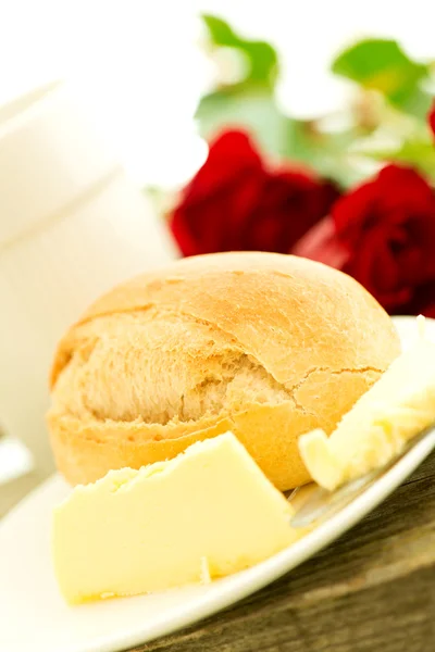 Romantisk frukost med blommor vinkel — Stockfoto