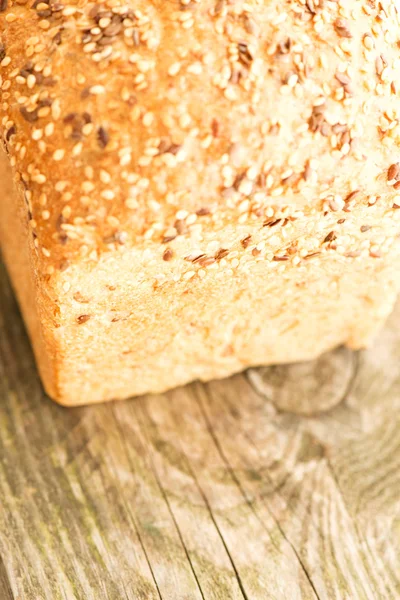 Hoja de pan sobre mesa de madera borrosa — Foto de Stock