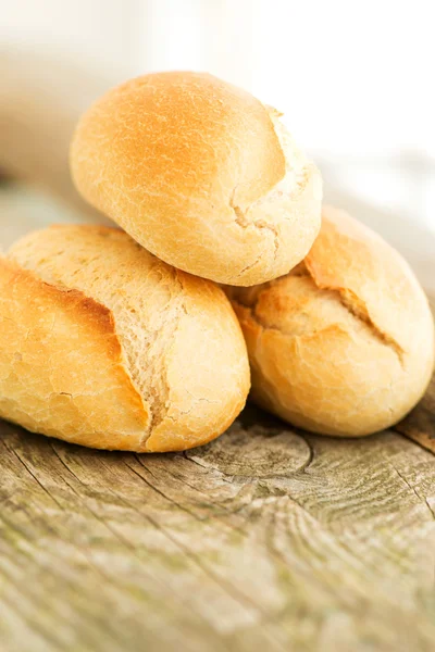 Montón de pan en la mesa de madera de cerca — Foto de Stock
