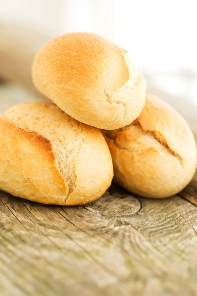 Pilha de pão na mesa de madeira de perto — Fotografia de Stock