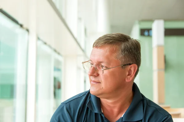 Man in glasses lloking away — Stock Photo, Image