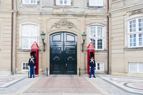 Guardia Real Danesa de la Vida posted at Palacio Amalienborg en Copenhag —  Fotos de Stock