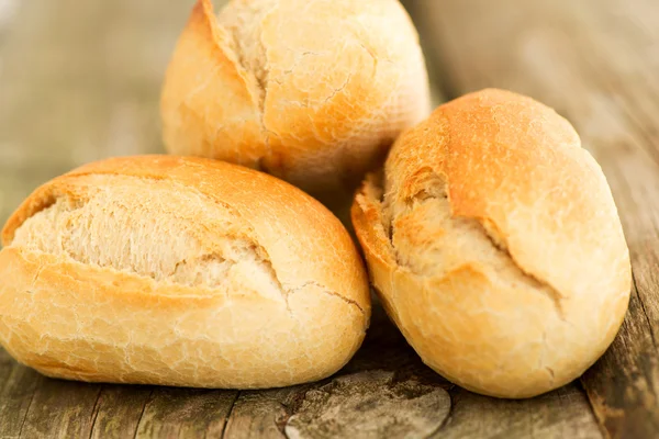 Zelfgebakken brood op houten tafel close-up — Stockfoto