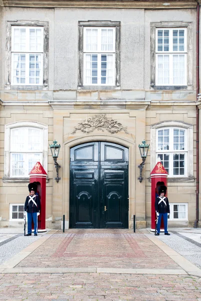 Kopenhag, amalienborg palace adlı Yayınlanan Danimarka Kraliyet hayat koruma — Stok fotoğraf