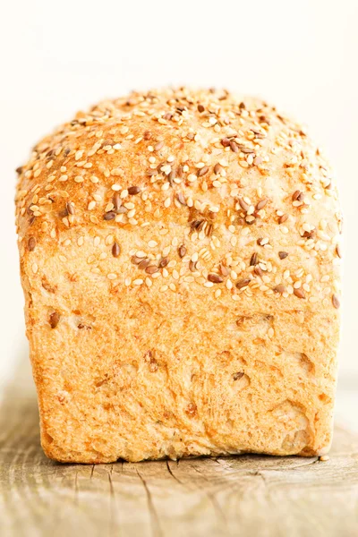 Hoja de pan sobre mesa de madera cara completa — Foto de Stock