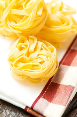 Kuru makarna tagliatelle dikey yuvalarının