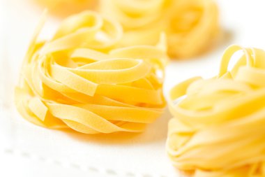 masa örtüsü üzerinde kuru makarna tagliatelle yuvalarının yakın çekim