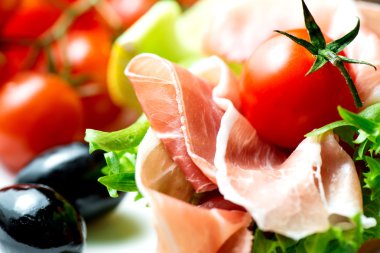 prosciutto plaka ile zeytin ile sandviçler yakın çekim