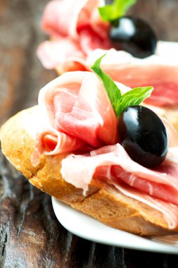 prosciutto zeytin plaka ile sandviçler