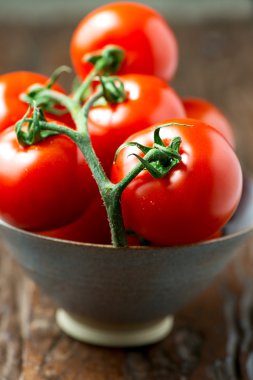 eski ahşap tablo dikey bir kapta domates