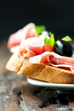 sandviç plaka dikey prosciutto zeytin ile