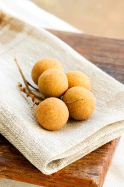 tropikal meyve örtüsü üzerinde