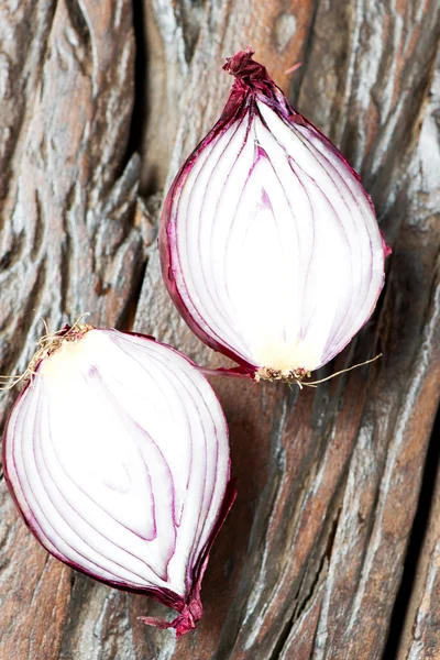 Fresh red onions on an old wooden table view from top — Stock Photo, Image